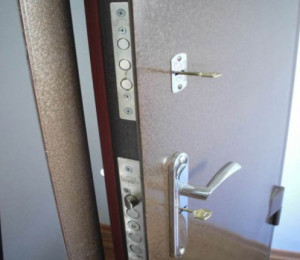 Как правильно выбрать место в металлических дверях для установки дополнительного замка?