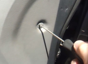 Как разобрать боковые двери на Chevrolet Lacetti-винт